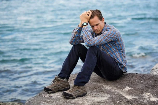 Nin fadhiya meel xeeb ah oo ka fikiraya nolosha iyo nidaamka xad-dhaafka ah